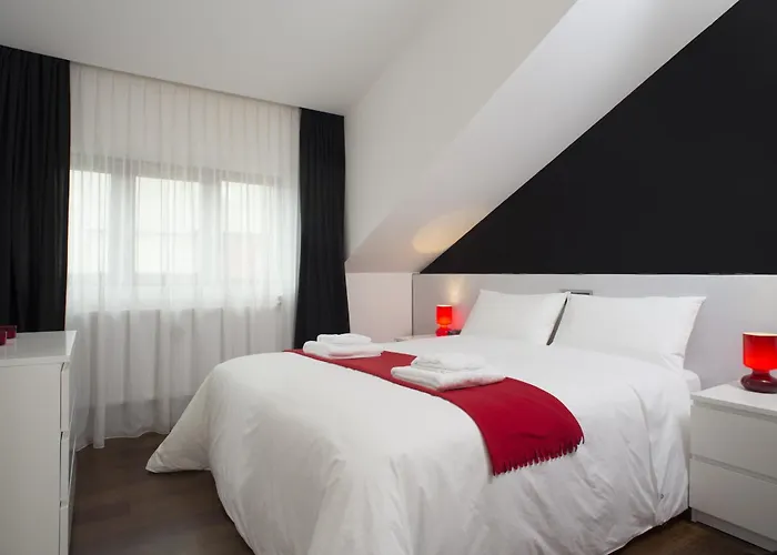 The Queen Luxury - Giorgia デュドランジュ